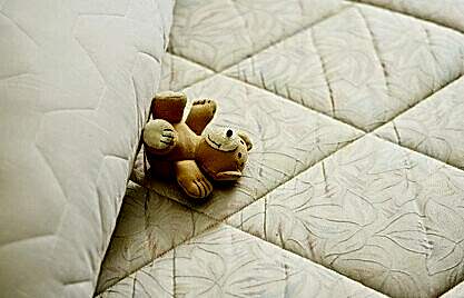 Для чего нужно чистить матрас